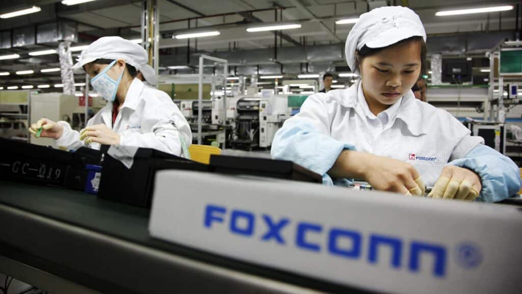 foxconn worker assembly line